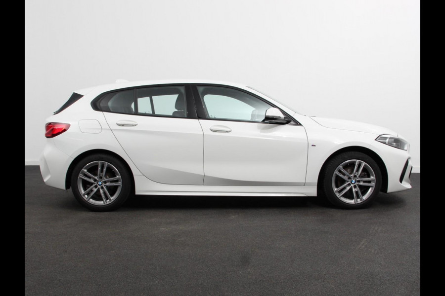 BMW 1-serie 118i M-Sport Automaat Digitale Cockpit  Climate control  Stoel verwarming  LED  Sfeer verlichting  Lichtmetalen velgen  Navigatie  Apple carplay/ Android auto  Parkeersensoren