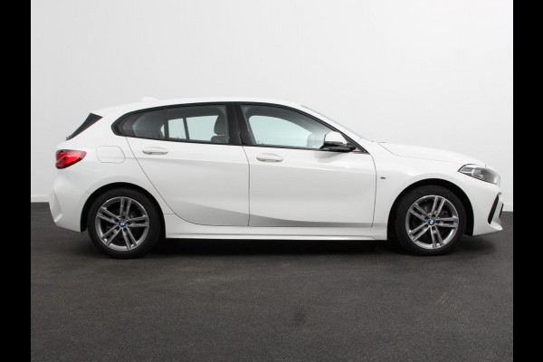 BMW 1-serie 118i M-Sport Automaat Digitale Cockpit  Climate control  Stoel verwarming  LED  Sfeer verlichting  Lichtmetalen velgen  Navigatie  Apple carplay/ Android auto  Parkeersensoren