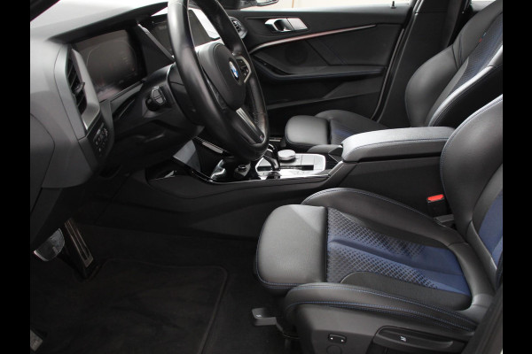 BMW 1-serie 118i M-Sport Automaat Digitale Cockpit  Climate control  Stoel verwarming  LED  Sfeer verlichting  Lichtmetalen velgen  Navigatie  Apple carplay/ Android auto  Parkeersensoren