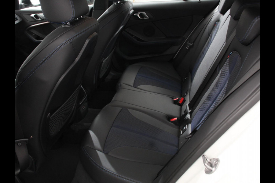 BMW 1-serie 118i M-Sport Automaat Digitale Cockpit  Climate control  Stoel verwarming  LED  Sfeer verlichting  Lichtmetalen velgen  Navigatie  Apple carplay/ Android auto  Parkeersensoren
