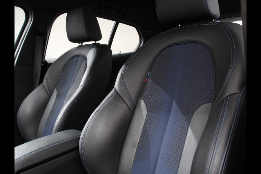 BMW 1-serie 118i M-Sport Automaat Digitale Cockpit  Climate control  Stoel verwarming  LED  Sfeer verlichting  Lichtmetalen velgen  Navigatie  Apple carplay/ Android auto  Parkeersensoren