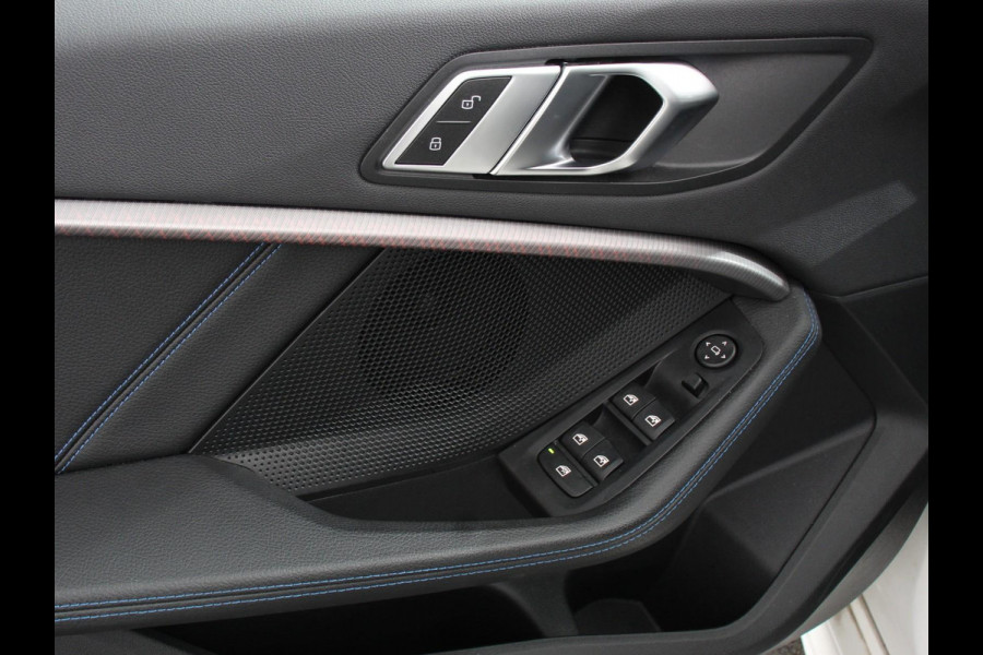 BMW 1-serie 118i M-Sport Automaat Digitale Cockpit  Climate control  Stoel verwarming  LED  Sfeer verlichting  Lichtmetalen velgen  Navigatie  Apple carplay/ Android auto  Parkeersensoren