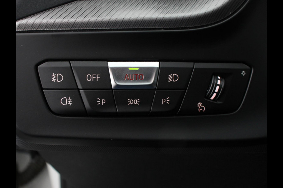 BMW 1-serie 118i M-Sport Automaat Digitale Cockpit  Climate control  Stoel verwarming  LED  Sfeer verlichting  Lichtmetalen velgen  Navigatie  Apple carplay/ Android auto  Parkeersensoren