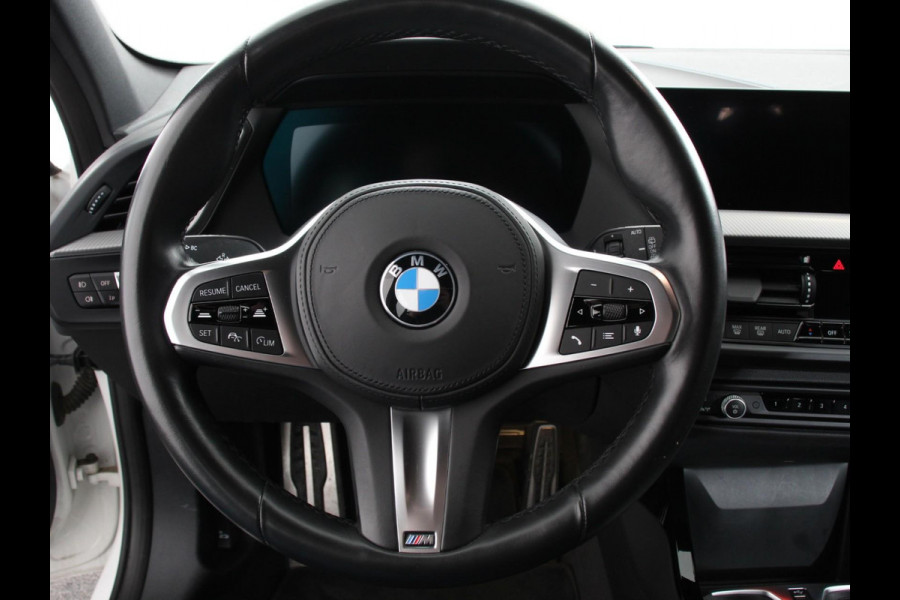 BMW 1-serie 118i M-Sport Automaat Digitale Cockpit  Climate control  Stoel verwarming  LED  Sfeer verlichting  Lichtmetalen velgen  Navigatie  Apple carplay/ Android auto  Parkeersensoren