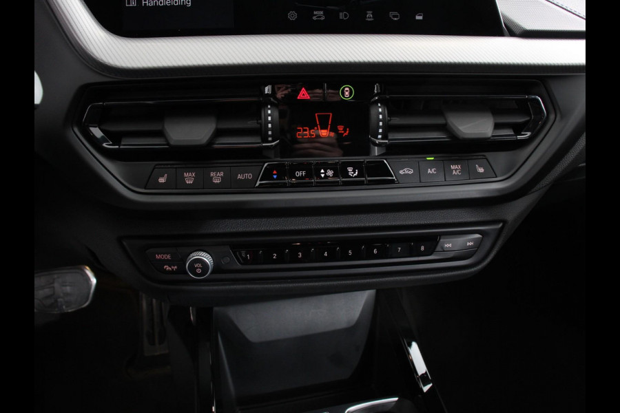 BMW 1-serie 118i M-Sport Automaat Digitale Cockpit  Climate control  Stoel verwarming  LED  Sfeer verlichting  Lichtmetalen velgen  Navigatie  Apple carplay/ Android auto  Parkeersensoren