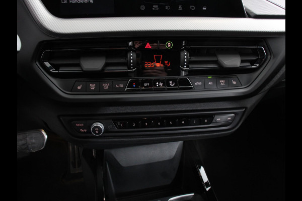 BMW 1-serie 118i M-Sport Automaat Digitale Cockpit  Climate control  Stoel verwarming  LED  Sfeer verlichting  Lichtmetalen velgen  Navigatie  Apple carplay/ Android auto  Parkeersensoren