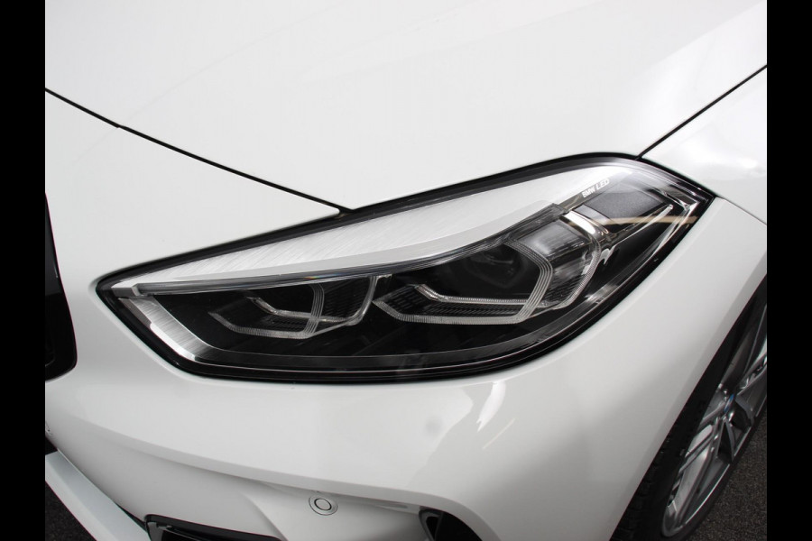 BMW 1-serie 118i M-Sport Automaat Digitale Cockpit  Climate control  Stoel verwarming  LED  Sfeer verlichting  Lichtmetalen velgen  Navigatie  Apple carplay/ Android auto  Parkeersensoren