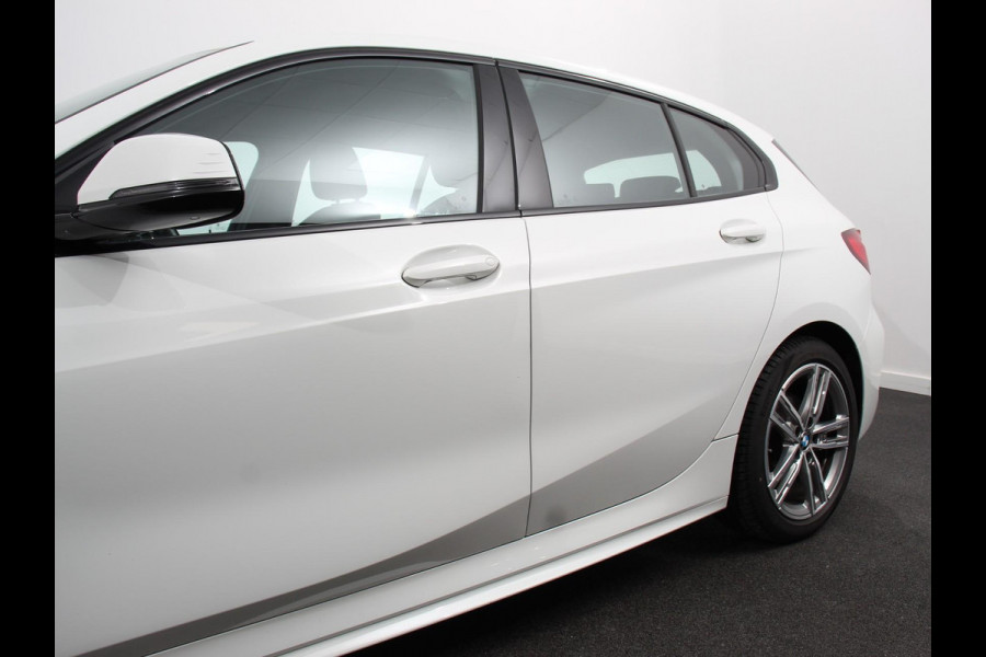 BMW 1-serie 118i M-Sport Automaat Digitale Cockpit  Climate control  Stoel verwarming  LED  Sfeer verlichting  Lichtmetalen velgen  Navigatie  Apple carplay/ Android auto  Parkeersensoren