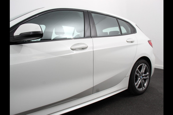 BMW 1-serie 118i M-Sport Automaat Digitale Cockpit  Climate control  Stoel verwarming  LED  Sfeer verlichting  Lichtmetalen velgen  Navigatie  Apple carplay/ Android auto  Parkeersensoren