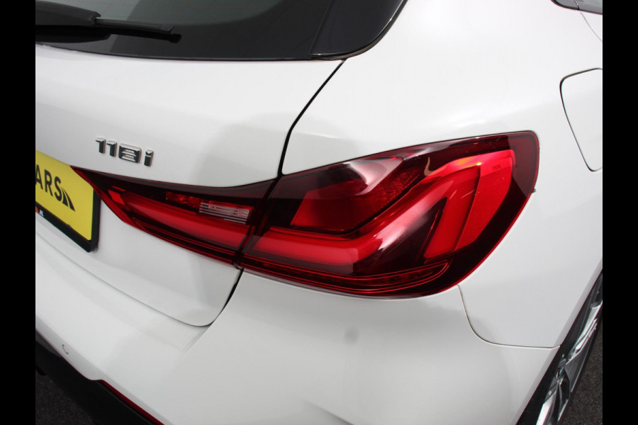 BMW 1-serie 118i M-Sport Automaat Digitale Cockpit  Climate control  Stoel verwarming  LED  Sfeer verlichting  Lichtmetalen velgen  Navigatie  Apple carplay/ Android auto  Parkeersensoren