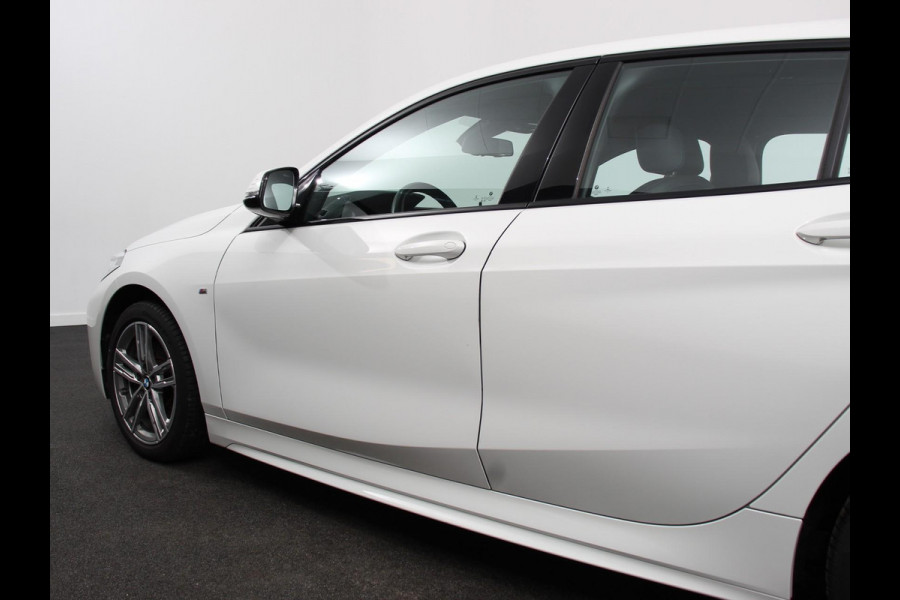 BMW 1-serie 118i M-Sport Automaat Digitale Cockpit  Climate control  Stoel verwarming  LED  Sfeer verlichting  Lichtmetalen velgen  Navigatie  Apple carplay/ Android auto  Parkeersensoren
