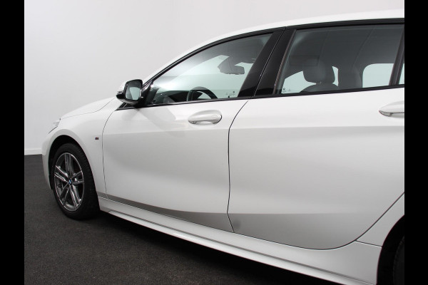 BMW 1-serie 118i M-Sport Automaat Digitale Cockpit  Climate control  Stoel verwarming  LED  Sfeer verlichting  Lichtmetalen velgen  Navigatie  Apple carplay/ Android auto  Parkeersensoren