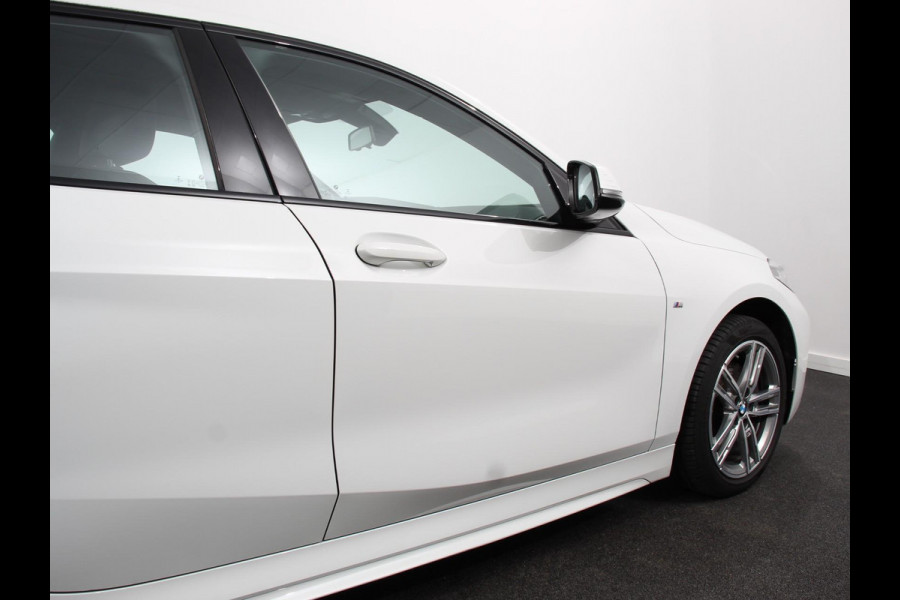 BMW 1-serie 118i M-Sport Automaat Digitale Cockpit  Climate control  Stoel verwarming  LED  Sfeer verlichting  Lichtmetalen velgen  Navigatie  Apple carplay/ Android auto  Parkeersensoren