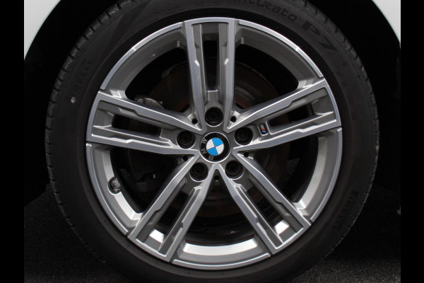 BMW 1-serie 118i M-Sport Automaat Digitale Cockpit  Climate control  Stoel verwarming  LED  Sfeer verlichting  Lichtmetalen velgen  Navigatie  Apple carplay/ Android auto  Parkeersensoren