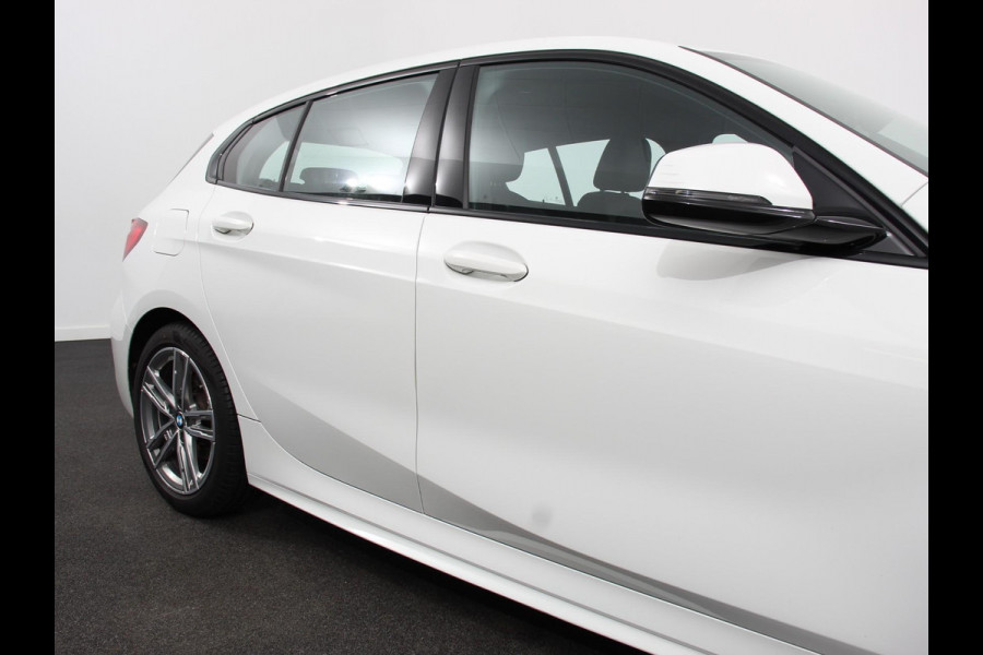 BMW 1-serie 118i M-Sport Automaat Digitale Cockpit  Climate control  Stoel verwarming  LED  Sfeer verlichting  Lichtmetalen velgen  Navigatie  Apple carplay/ Android auto  Parkeersensoren
