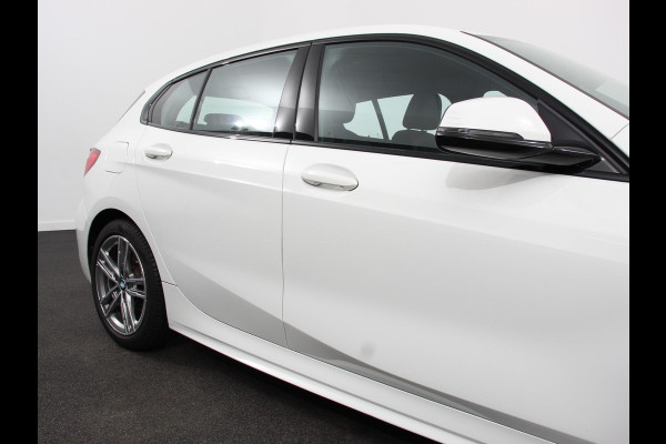 BMW 1-serie 118i M-Sport Automaat Digitale Cockpit  Climate control  Stoel verwarming  LED  Sfeer verlichting  Lichtmetalen velgen  Navigatie  Apple carplay/ Android auto  Parkeersensoren