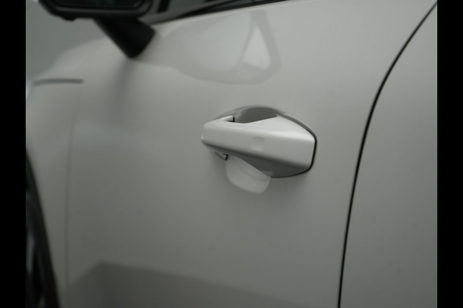Volvo XC40 Pro Recharge Pure Electric 70kWh 232pk | Panodak | Adaptive Cruise | 360 Camera | Warmtepomp | Sportstoelen Memory & Verwarmd | Harman / Kardon | Google Assistent | 20"L.M | Stuur Verwarmd | Keyless | Blis | DAB |