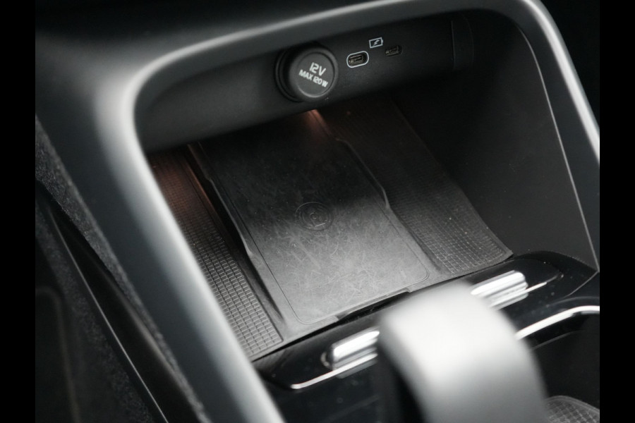 Volvo XC40 Pro Recharge Pure Electric 70kWh 232pk | Panodak | Adaptive Cruise | 360 Camera | Warmtepomp | Sportstoelen Memory & Verwarmd | Harman / Kardon | Google Assistent | 20"L.M | Stuur Verwarmd | Keyless | Blis | DAB |