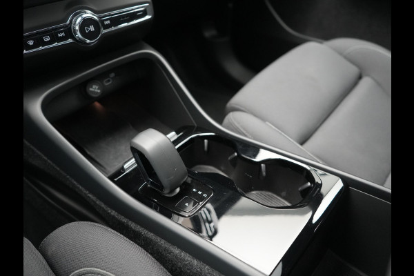 Volvo XC40 Pro Recharge Pure Electric 70kWh 232pk | Panodak | Adaptive Cruise | 360 Camera | Warmtepomp | Sportstoelen Memory & Verwarmd | Harman / Kardon | Google Assistent | 20"L.M | Stuur Verwarmd | Keyless | Blis | DAB |