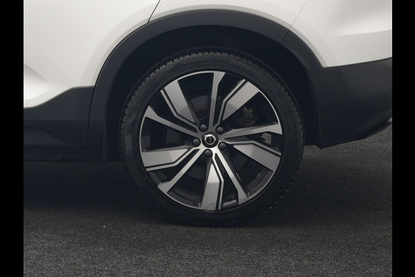 Volvo XC40 Pro Recharge Pure Electric 70kWh 232pk | Panodak | Adaptive Cruise | 360 Camera | Warmtepomp | Sportstoelen Memory & Verwarmd | Harman / Kardon | Google Assistent | 20"L.M | Stuur Verwarmd | Keyless | Blis | DAB |