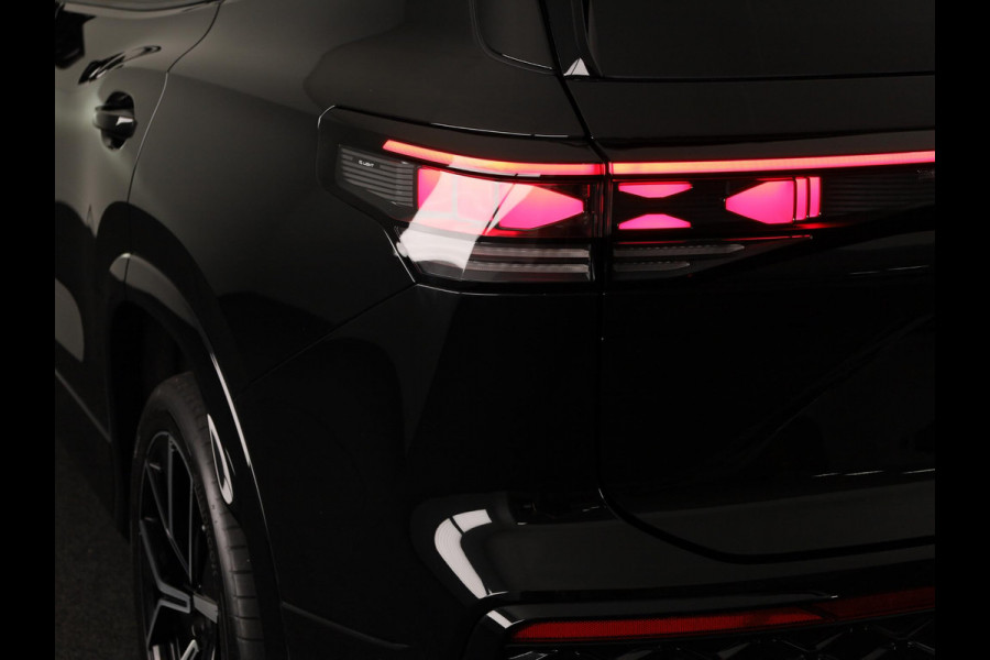 Volkswagen Tayron 1.5 eHybrid R-Line Edition 272 pk Automaat (DSG) | Verlengde garantie | Navigatie | Panoramadak | Trekhaak (wegklapbaar) | Parkeersensoren (Park assist) | Achteruitrijcamera | Black Style pakket | R-Line |
