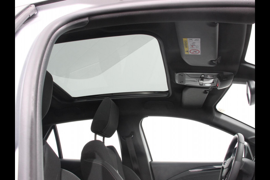 Opel Corsa 1.2 GS Panorama dak Climate Control Achteruitrij Camera Parkeersensoren Cruise control LED Verwarmde voorstoelen Stuurwiel verwarmd Apple carplay/ Android Auto