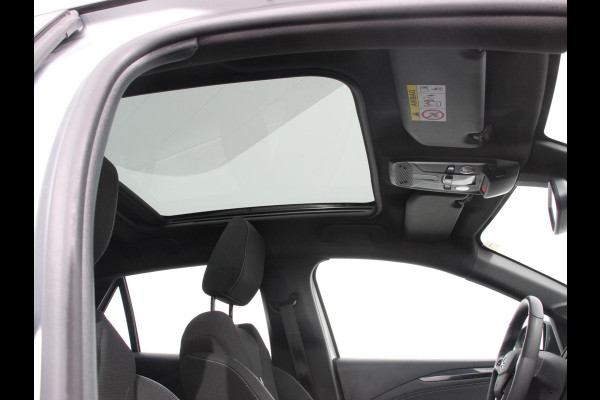 Opel Corsa 1.2 GS Panorama dak Climate Control Achteruitrij Camera Parkeersensoren Cruise control LED Verwarmde voorstoelen Stuurwiel verwarmd Apple carplay/ Android Auto