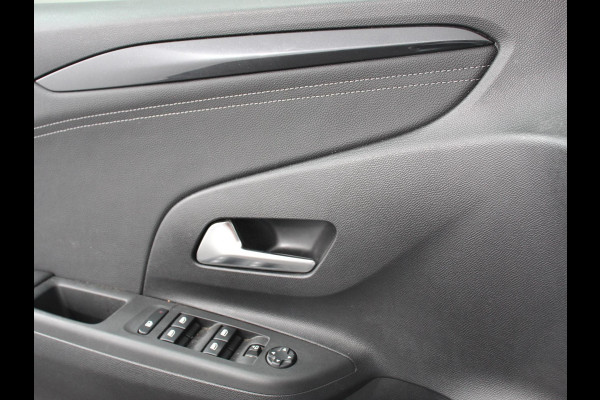 Opel Corsa 1.2 GS Panorama dak Climate Control Achteruitrij Camera Parkeersensoren Cruise control LED Verwarmde voorstoelen Stuurwiel verwarmd Apple carplay/ Android Auto