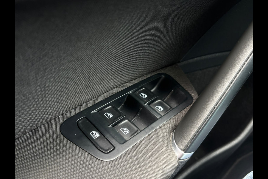 Volkswagen Golf 1.5 TSI Highline Business R-Line | Automaat | Parkeersensoren | Apple Carplay | Adaptieve Cruise