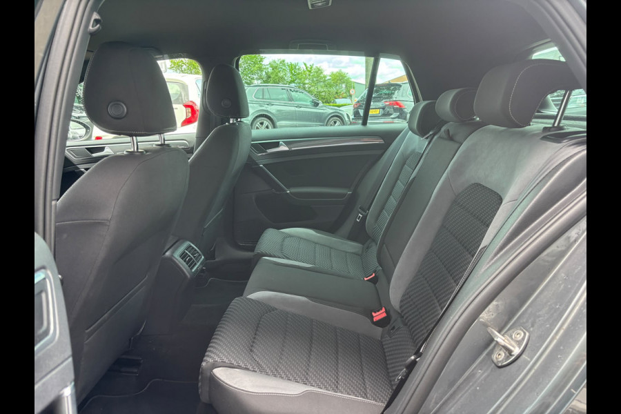 Volkswagen Golf 1.5 TSI Highline Business R-Line | Automaat | Parkeersensoren | Apple Carplay | Adaptieve Cruise
