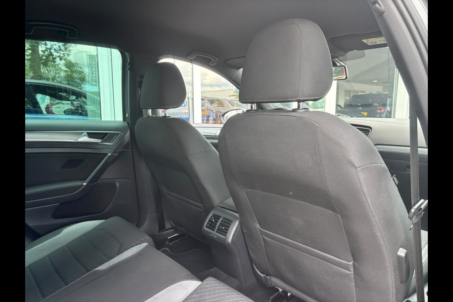 Volkswagen Golf 1.5 TSI Highline Business R-Line | Automaat | Parkeersensoren | Apple Carplay | Adaptieve Cruise