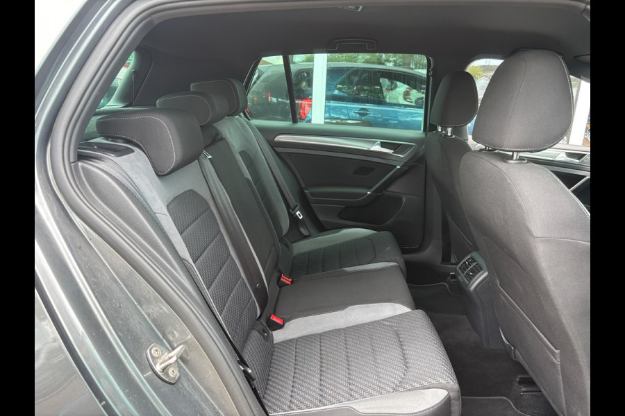 Volkswagen Golf 1.5 TSI Highline Business R-Line | Automaat | Parkeersensoren | Apple Carplay | Adaptieve Cruise