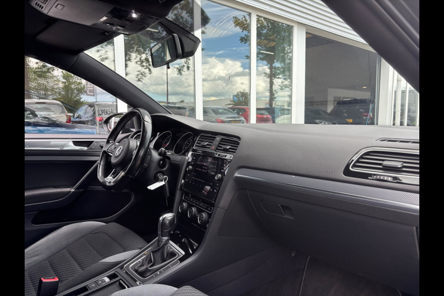 Volkswagen Golf 1.5 TSI Highline Business R-Line | Automaat | Parkeersensoren | Apple Carplay | Adaptieve Cruise