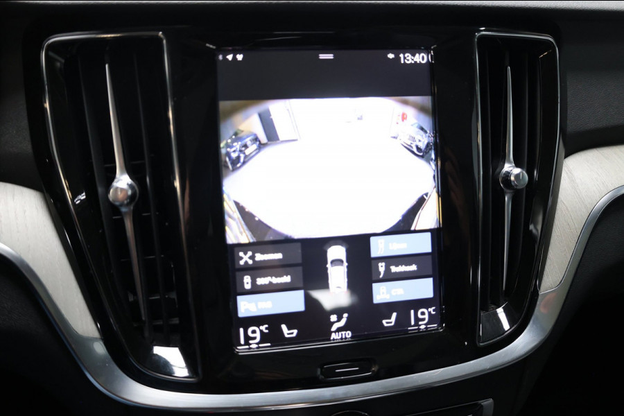Volvo V60 2.0 T8 Twin Engine AWD R-Design BTW/LED/VIRTUAL/PANO/LEER+S.VERWARMING+MEMORY/KEYLES/CAM/HUD/LINE/ACC/12 MDN GARANTIE!