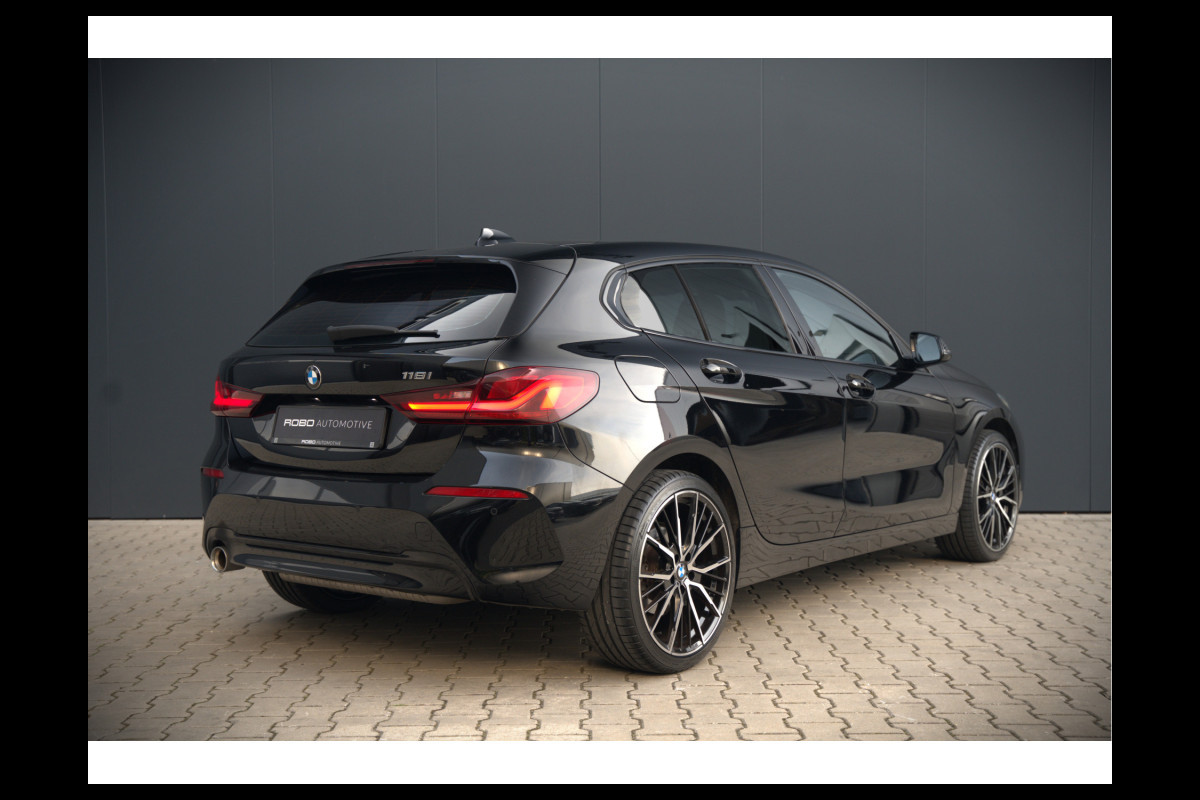 BMW 1-serie 118i Executive Sportline | Cruise Contol | Ambiance Verlichting | Navigatie | Keyless | Parkeersensoren | DAB | Climate Control | LED | BTW