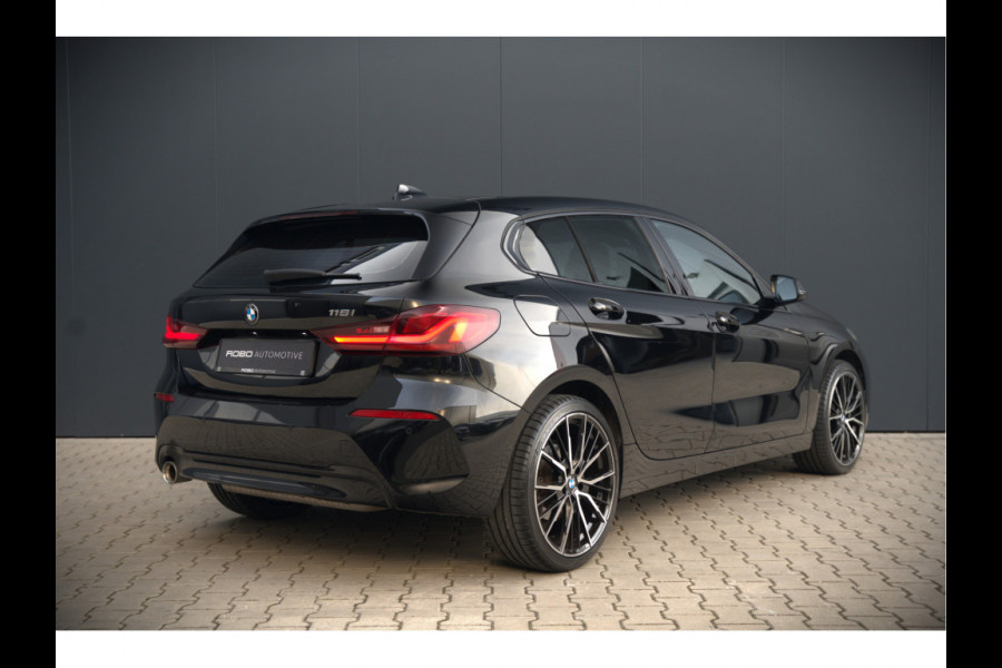 BMW 1-serie 118i Executive Sportline | Cruise Contol | Ambiance Verlichting | Navigatie | Keyless | Parkeersensoren | DAB | Climate Control | LED | BTW