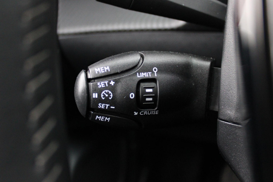Peugeot 2008 1.2 100PK ALLURE PACK | NAVIGATIE 10" TOUCHSCREEN| ACHTERUITRIJ CAMERA | 3-D INSTRUMENTENPANEEL | APPLE CARPLAY/ANDROID AUTO | LICHTMETALEN VELGEN 17" | DAB+ RADIO | CRUISE CONTROL | GETINTE RUITEN |