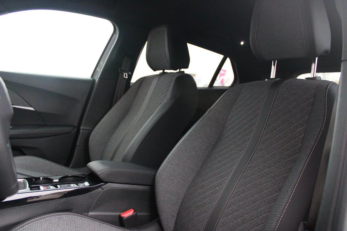 Peugeot 2008 1.2 100PK ALLURE | TREKHAAK | CAMERA VOOR + ACHTER | NAVIGATIE | DRAADLOZE APPLE CARPLAY/ANDROID AUTO | LED KOPLAMPEN | ALL SEASON BANDEN | ADAPTIVE CRUISE CONTROL | DODEHOEK BEWAKING |