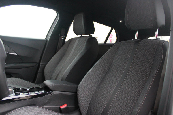 Peugeot 2008 1.2 100PK ALLURE | TREKHAAK | CAMERA VOOR + ACHTER | NAVIGATIE | DRAADLOZE APPLE CARPLAY/ANDROID AUTO | LED KOPLAMPEN | ALL SEASON BANDEN | ADAPTIVE CRUISE CONTROL | DODEHOEK BEWAKING |