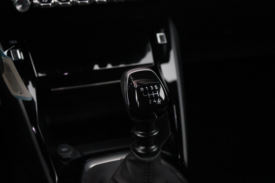 Peugeot 2008 1.2 100PK ALLURE | TREKHAAK | CAMERA VOOR + ACHTER | NAVIGATIE | DRAADLOZE APPLE CARPLAY/ANDROID AUTO | LED KOPLAMPEN | ALL SEASON BANDEN | ADAPTIVE CRUISE CONTROL | DODEHOEK BEWAKING |