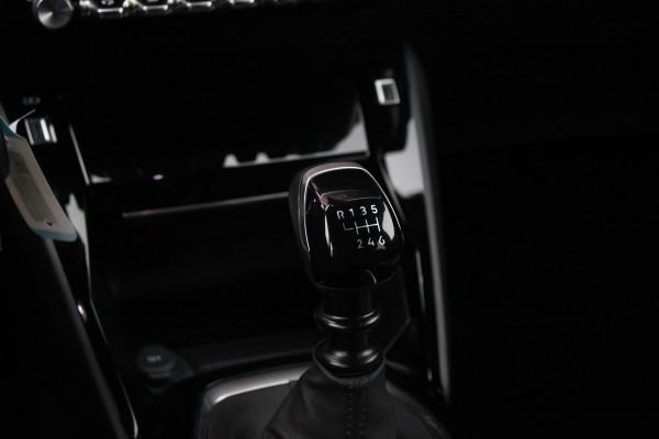 Peugeot 2008 1.2 100PK ALLURE | TREKHAAK | CAMERA VOOR + ACHTER | NAVIGATIE | DRAADLOZE APPLE CARPLAY/ANDROID AUTO | LED KOPLAMPEN | ALL SEASON BANDEN | ADAPTIVE CRUISE CONTROL | DODEHOEK BEWAKING |