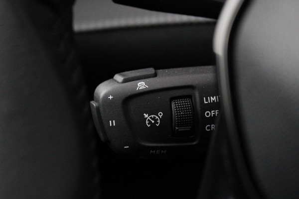 Peugeot 2008 1.2 100PK ALLURE | TREKHAAK | CAMERA VOOR + ACHTER | NAVIGATIE | DRAADLOZE APPLE CARPLAY/ANDROID AUTO | LED KOPLAMPEN | ALL SEASON BANDEN | ADAPTIVE CRUISE CONTROL | DODEHOEK BEWAKING |