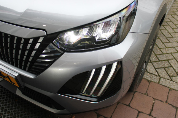 Peugeot 2008 1.2 100PK ALLURE | TREKHAAK | CAMERA VOOR + ACHTER | NAVIGATIE | DRAADLOZE APPLE CARPLAY/ANDROID AUTO | LED KOPLAMPEN | ALL SEASON BANDEN | ADAPTIVE CRUISE CONTROL | DODEHOEK BEWAKING |