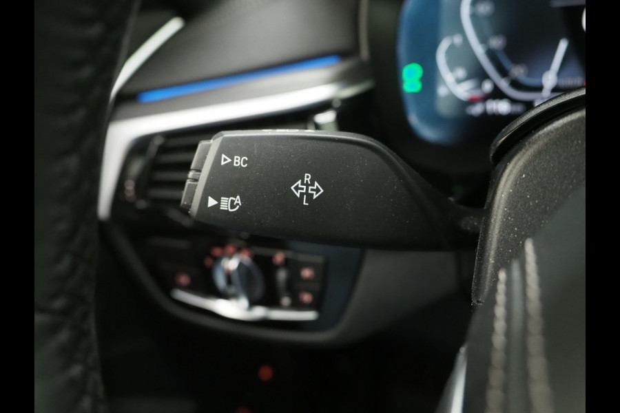 BMW 5 Serie Touring 530e | LED Grille | Leder | Harman/Kardon | Keyless | Adaptive Cruise | Sfeerlicht