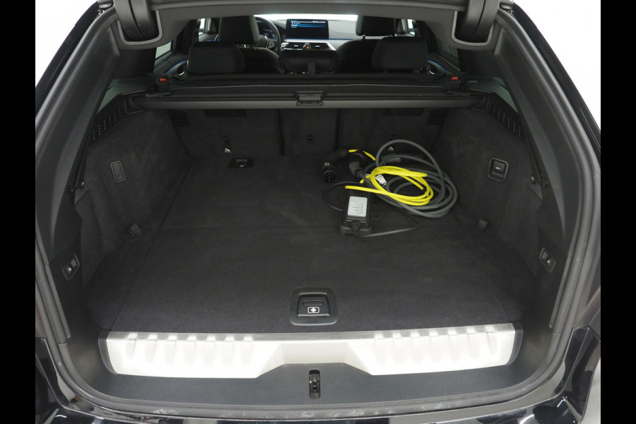 BMW 5 Serie Touring 530e | LED Grille | Leder | Harman/Kardon | Keyless | Adaptive Cruise | Sfeerlicht
