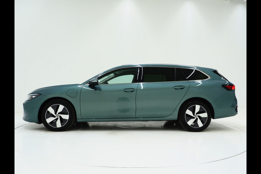 Volkswagen Passat Variant 1.5 eHybrid 204PK | Leder/Alcantara | Massage | Trekhaak | HUD | Camera | Adaptive Cruise | Sfeerlicht | Carplay