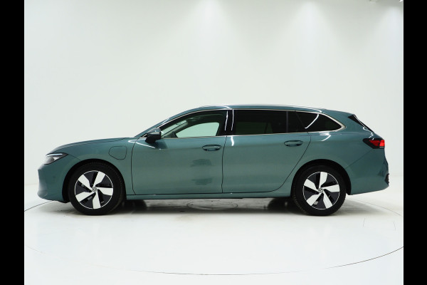 Volkswagen Passat Variant 1.5 eHybrid 204PK | Leder/Alcantara | Massage | Trekhaak | HUD | Camera | Adaptive Cruise | Sfeerlicht | Carplay