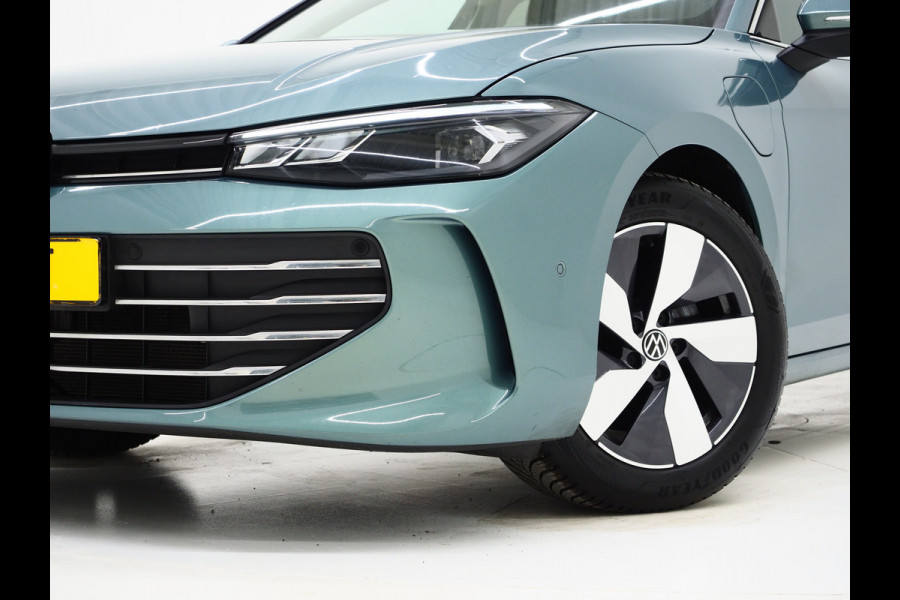 Volkswagen Passat Variant 1.5 eHybrid 204PK | Leder/Alcantara | Massage | Trekhaak | HUD | Camera | Adaptive Cruise | Sfeerlicht | Carplay