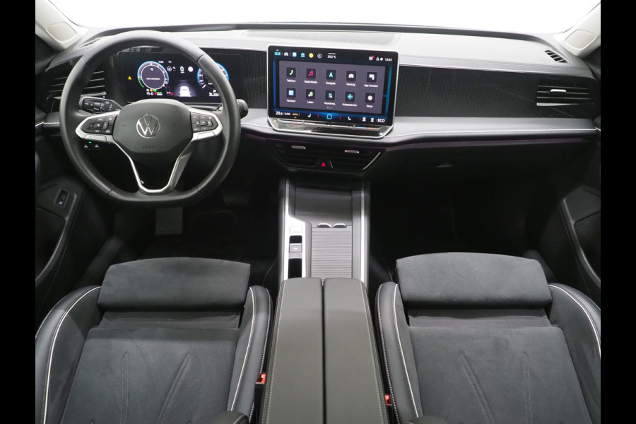 Volkswagen Passat Variant 1.5 eHybrid 204PK | Leder/Alcantara | Massage | Trekhaak | HUD | Camera | Adaptive Cruise | Sfeerlicht | Carplay