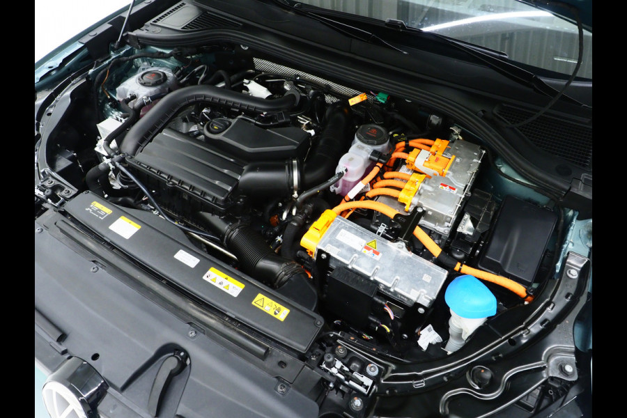 Volkswagen Passat Variant 1.5 eHybrid 204PK | Leder/Alcantara | Massage | Trekhaak | HUD | Camera | Adaptive Cruise | Sfeerlicht | Carplay